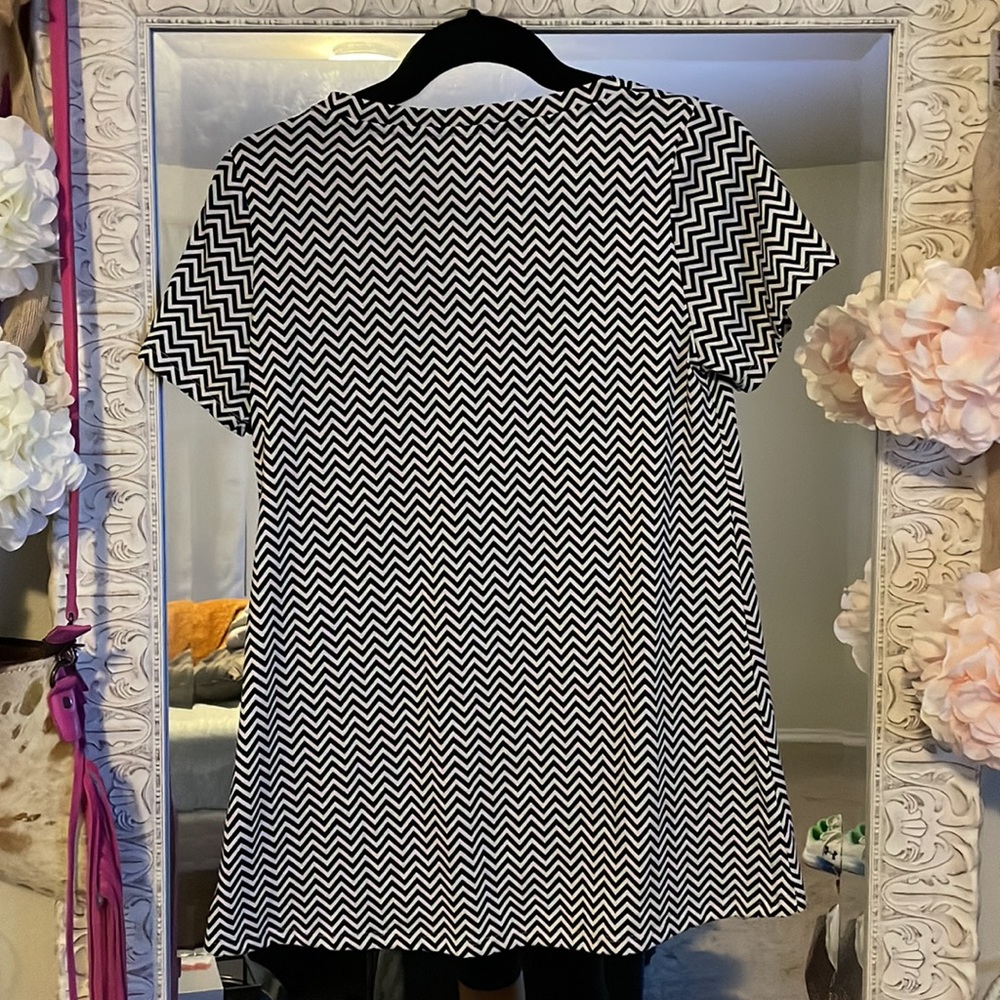 V-Neck Tee (high-low) - Picture 4 of 4